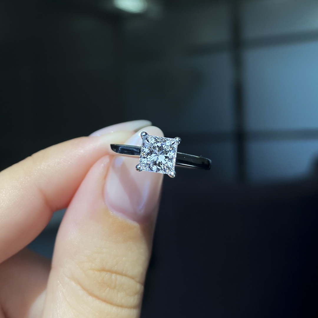 Solitaire finger deals rings