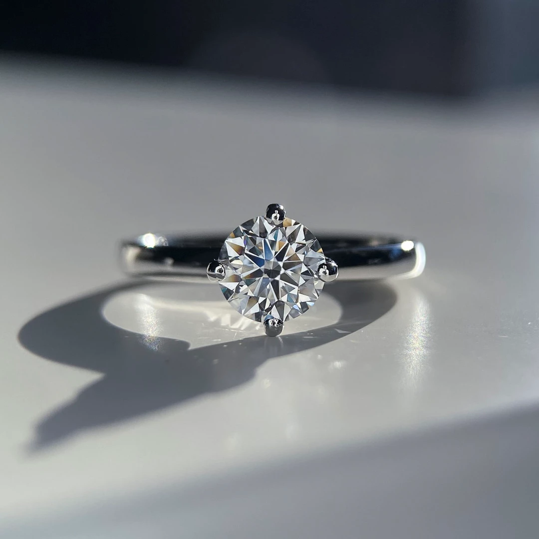 0.82ct Lab-Grown Round Brilliant Abbraccio Diamond Ring in Platinum