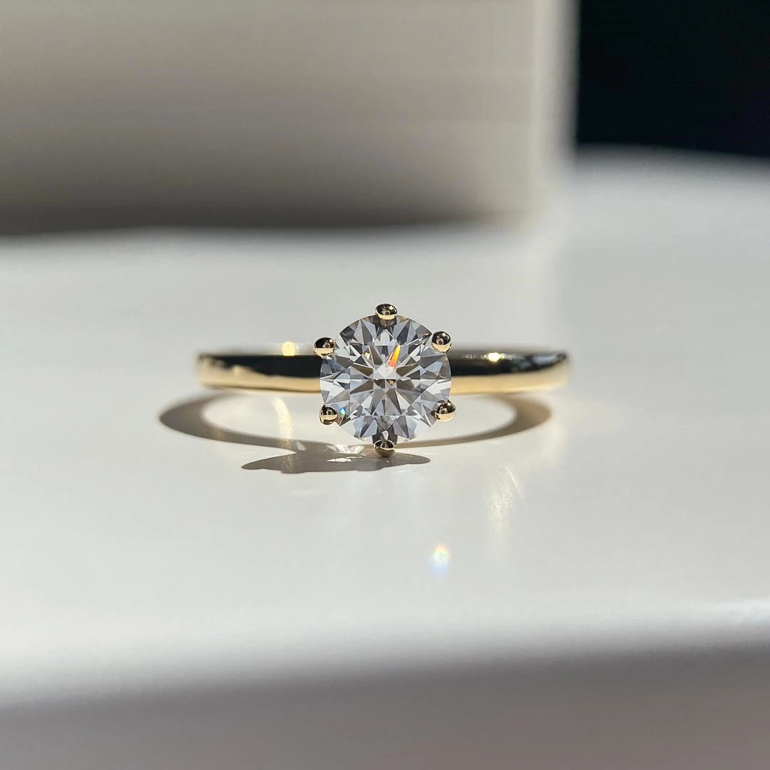 1ct Lab-Grown Round Brilliant Six Claw Abbraccio Diamond Ring in 18K Yellow Gold