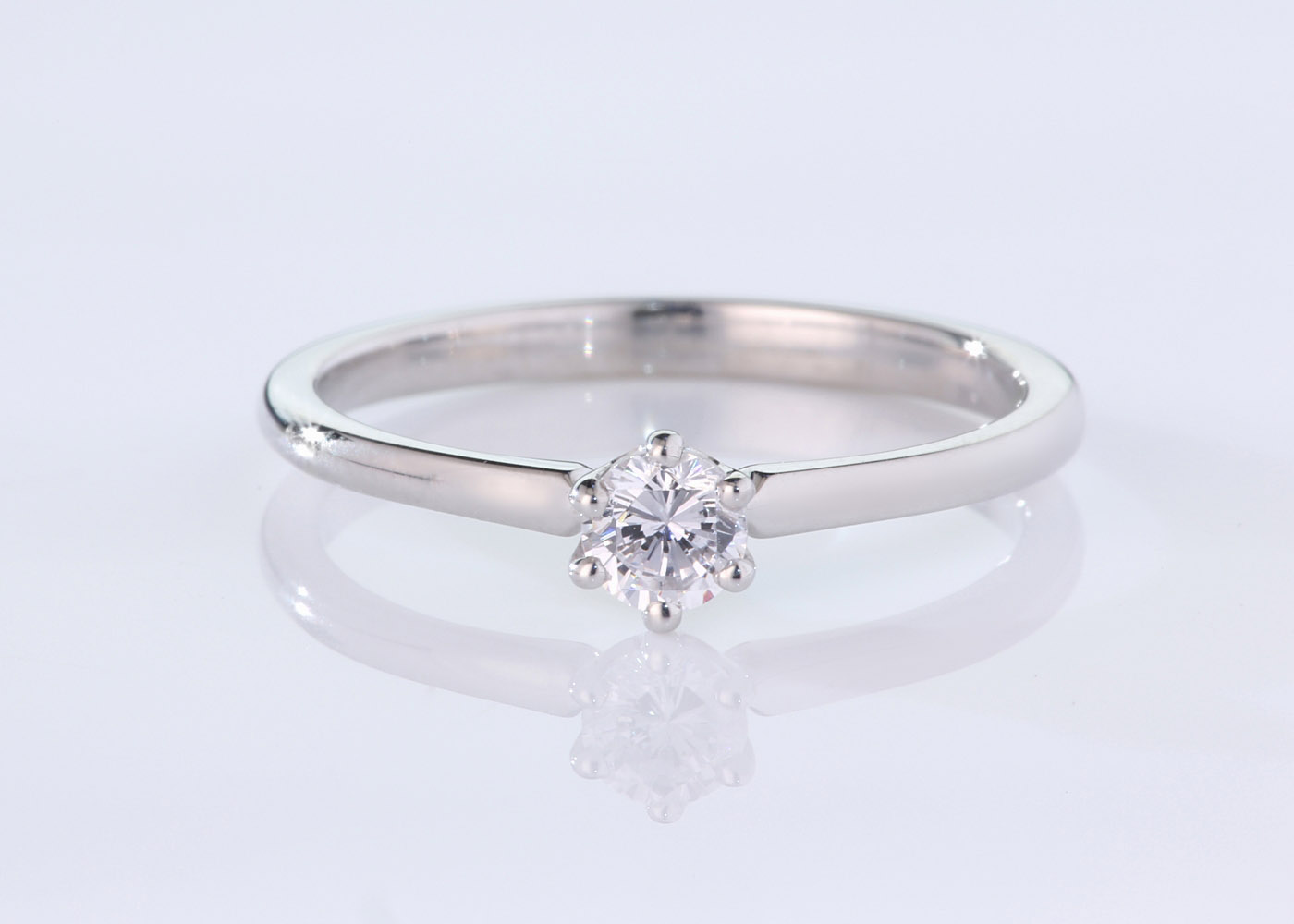 Round Brilliant Amore Diamond Ring in Platinum 360 image