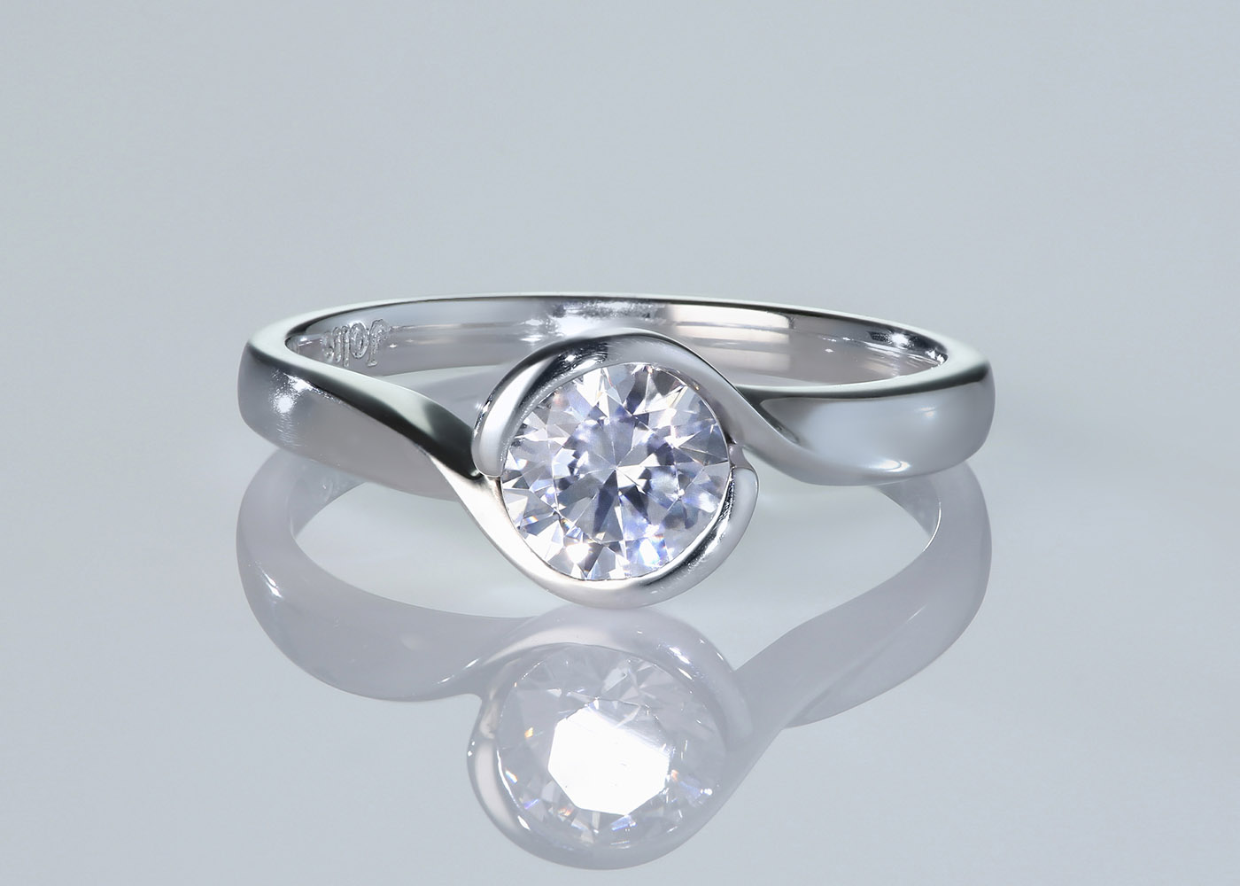 Round Brilliant Jolie Diamond Ring in Platinum 360 image