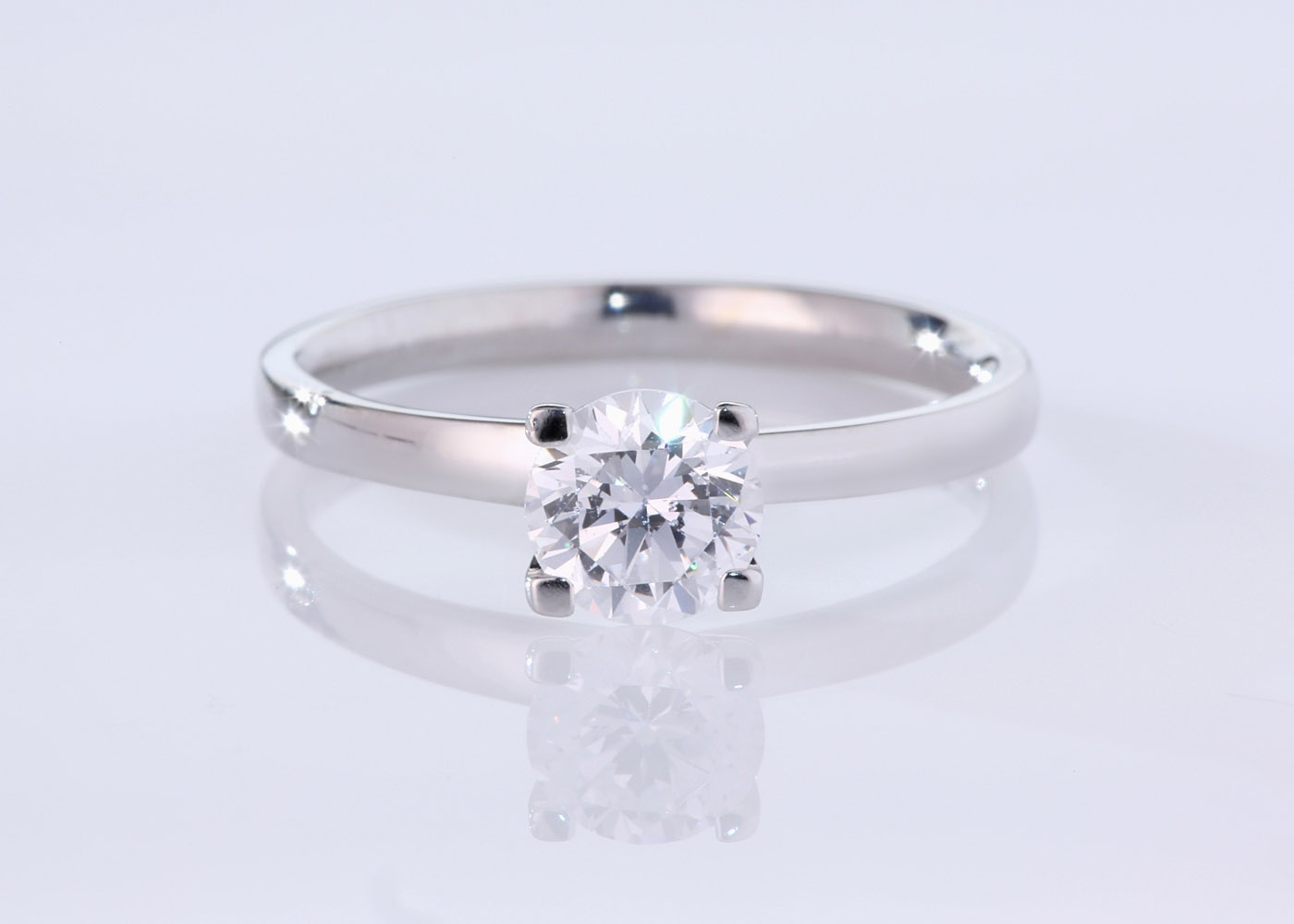 Round Brilliant Lusso Diamond Ring in 18K Yellow Gold 360 image