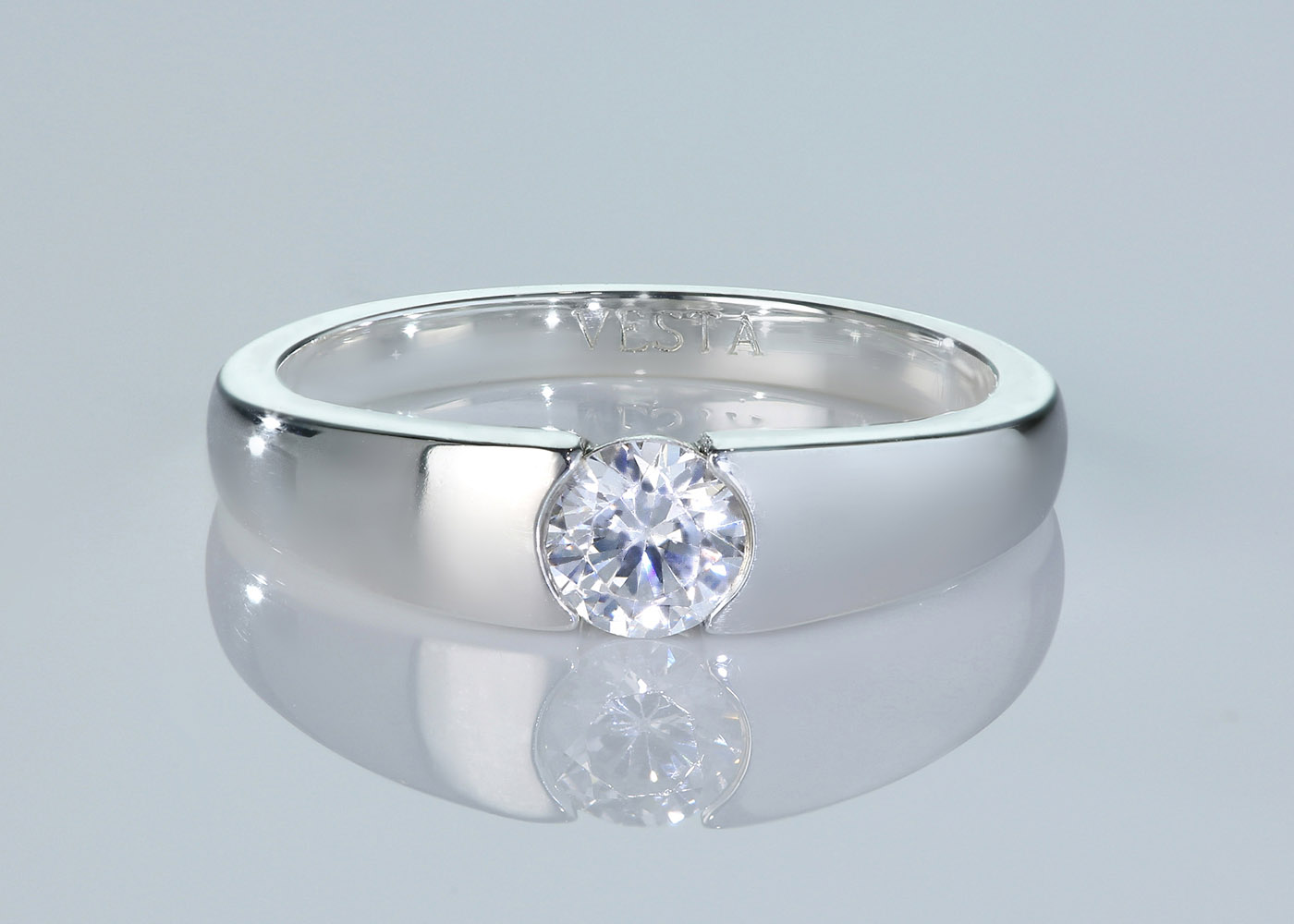 Round Brilliant Vesta Diamond Ring in Platinum 360 image